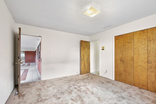 Building Photo - 3 Bedroom 2 Bath Conveniently Located House!