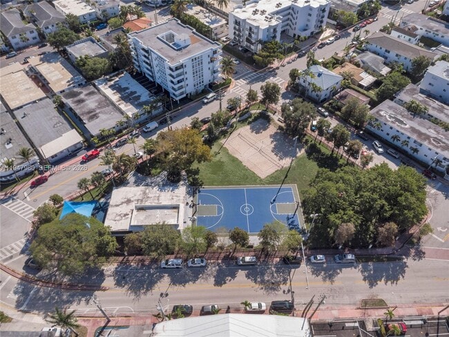 Building Photo - 7925 Carlyle Ave