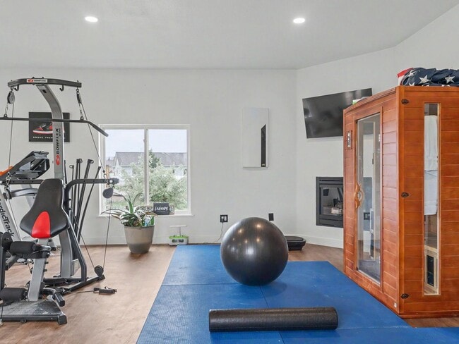 Building Photo - Spacious Furnished Home with Mountain Views and Room to Enjoy