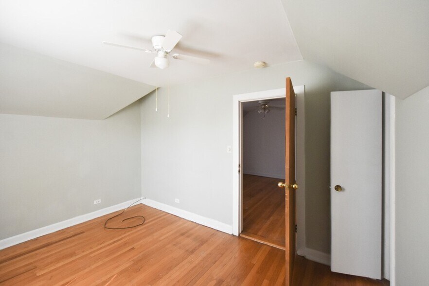 Building Photo - 3055 N Racine Ave