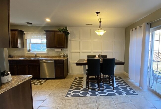 Building Photo - Gorgeous 3 Bedroom, 2 Bathroom Home in Woodridge Estates