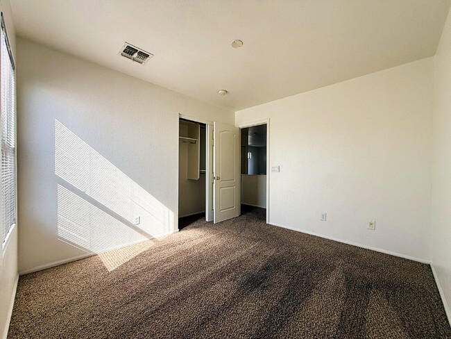 Building Photo - Spacious & Stylish in the Heart of Surprise!