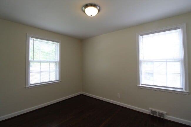Building Photo - May FREE On This 2 Bedroom Duplex in North Kansas City