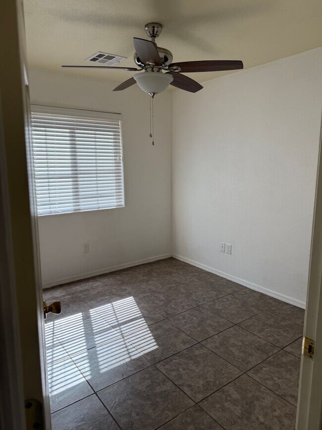 Building Photo - Solar Home for Rent