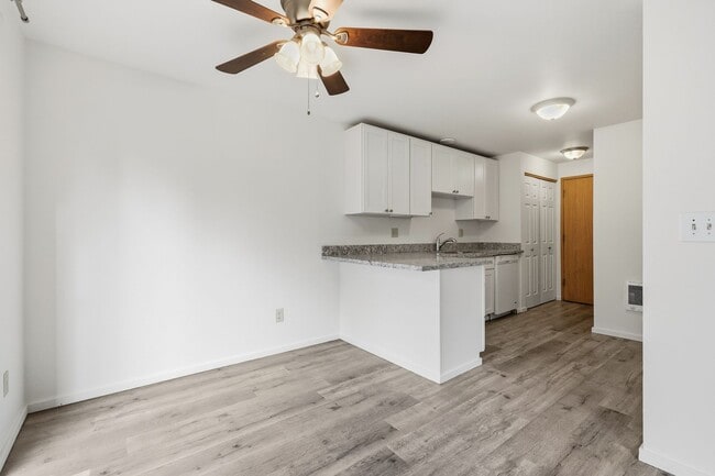 Building Photo - 3 bedroom 1.5 bathroom 2 story duplex in Lacey - North Thurston School District.