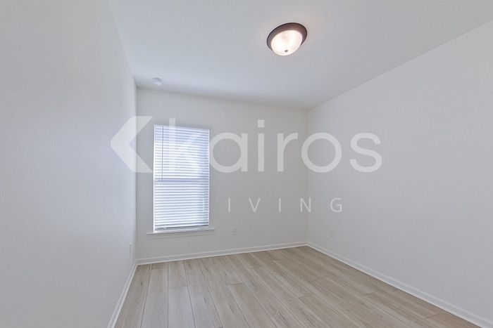 Building Photo - 121 Rainfall Ln