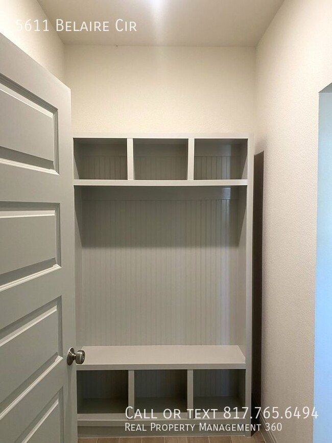 Building Photo - 5611 Belaire Cir