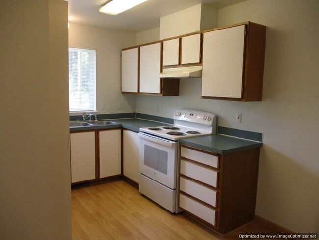 Building Photo - 2 Bedroom, 1.5 Bathroom Townhouse in Port ...