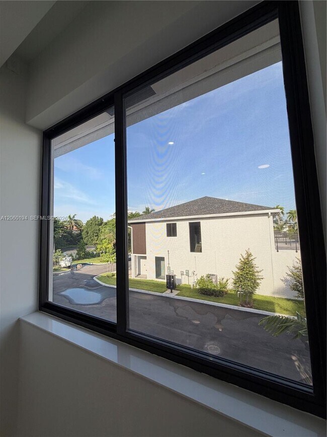 Building Photo - 4664 SW 32nd Ave