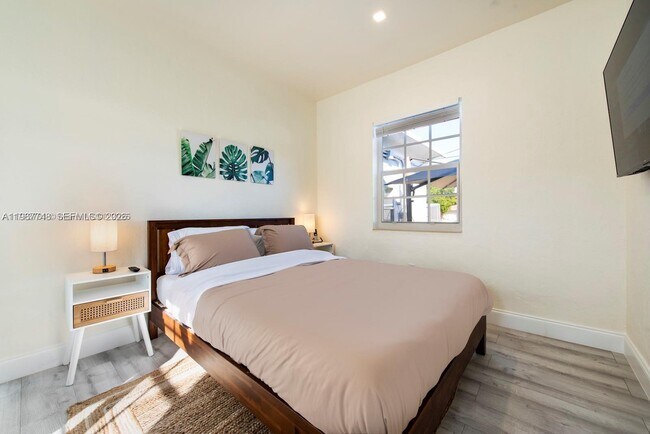 Building Photo - 115 SE 2nd St