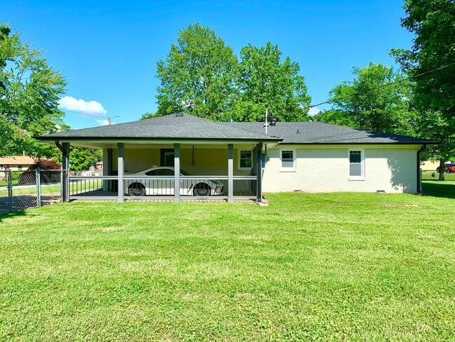Building Photo - 427 Wayne Dr