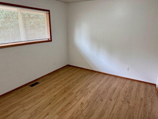 Building Photo - Kenilworth Mid-Century Plex, lives like a home