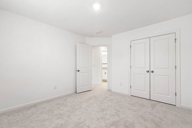 Building Photo - Chic End-Unit Townhome in Forestville Station!