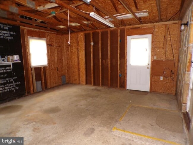 Building Photo - 111 Walnut Dr