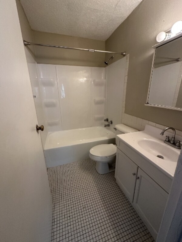 Building Photo - 1450 Meadowview Dr