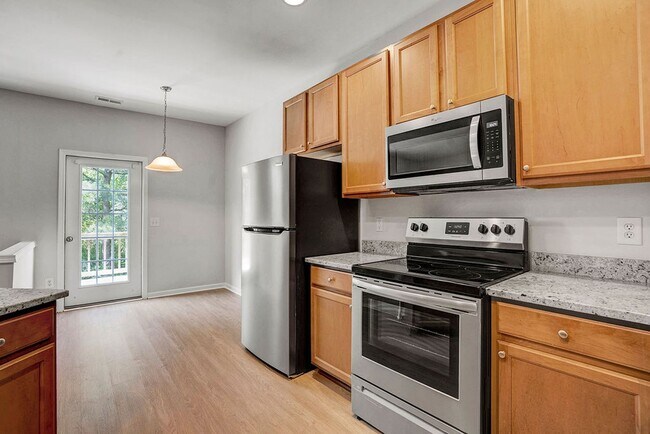 Building Photo - BEAUTIFUL TOWNHOUSE -COMMUNITY POOL-$500 OFF FIRST MONTH'S RENT!!