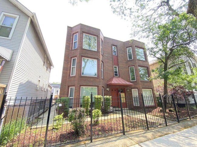 Primary Photo - 919 S Carpenter St