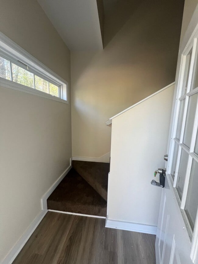 Building Photo - STUDIO APT WALKING DISTANCE TO UNCW! FINALLY SOME PRIVACY!