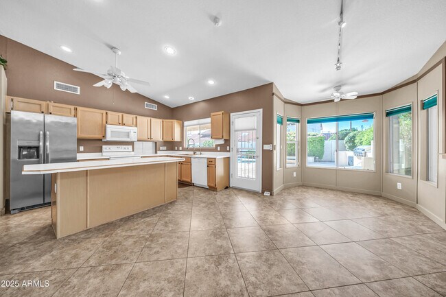 Building Photo - 5639 E Aire Libre Ave