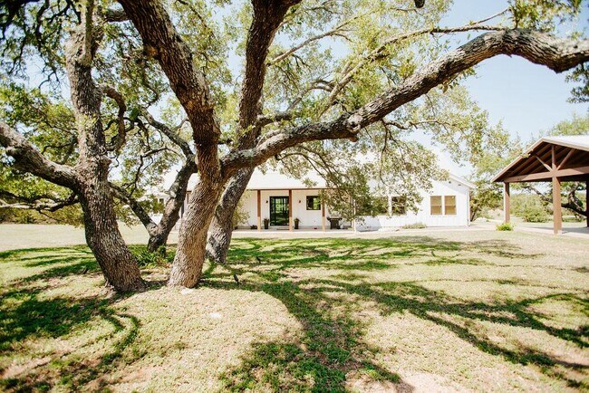 Building Photo - 2300 W Fitzhugh Rd