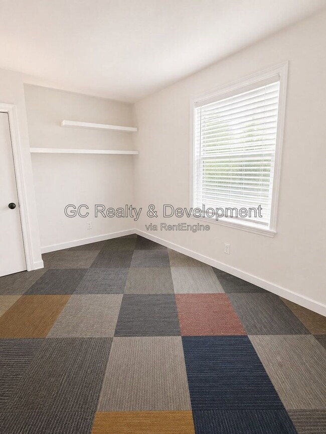 Building Photo - 707 Newcastle Ave
