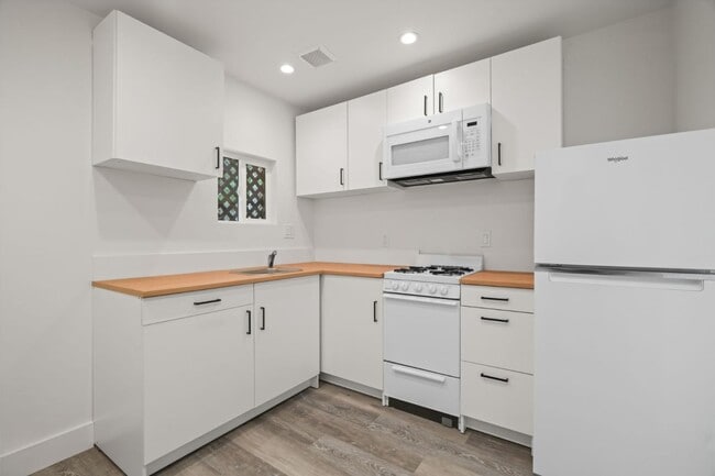 Building Photo - 789 Cañada Rd