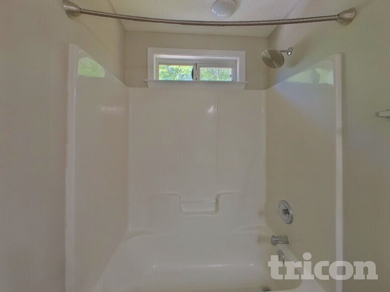 Building Photo - 111 Beaverbrook Ln