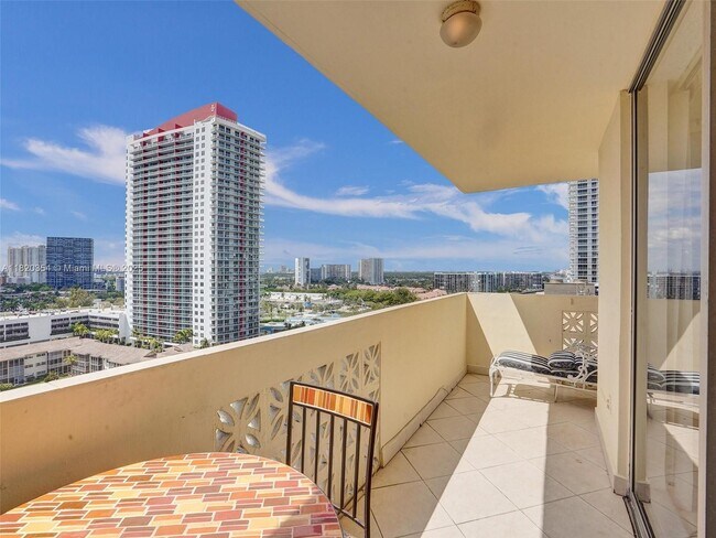 Building Photo - 1833 S Ocean Dr
