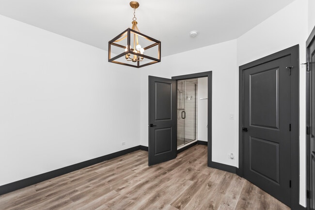 Building Photo - 6422 S Drexel Ave