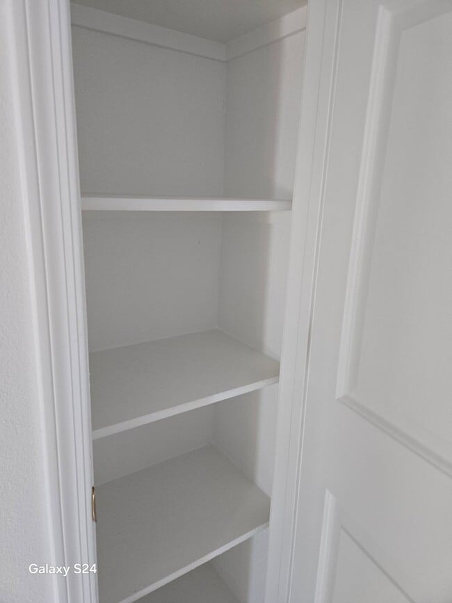 Building Photo - 3 Bedroom, 2 Bath, 2 Car Garage