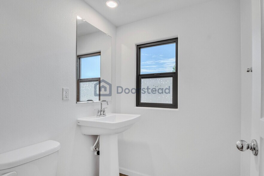 Building Photo - 25443 Parklane Dr