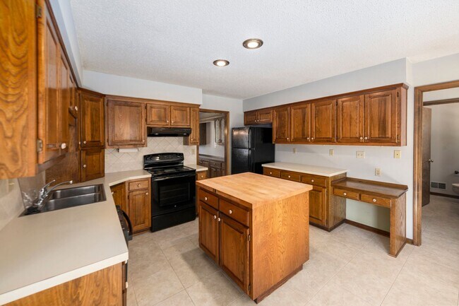 Building Photo - Charming 3 Bed 2.5 Bath Raised Ranch