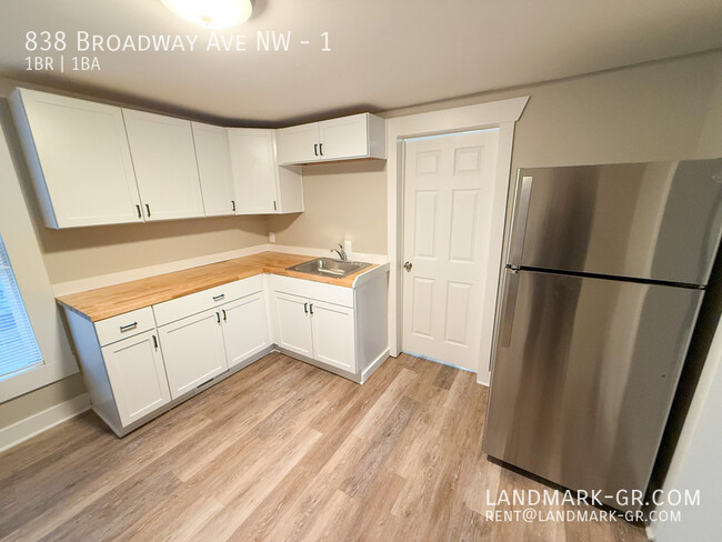 Building Photo - Updated 1-Bed, 1-Bath – First Month Rent $...