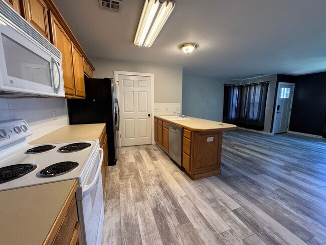 Building Photo - ***910-2 NW A Street***