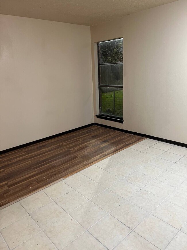 Building Photo - 2150 N Sherwood Forest Dr