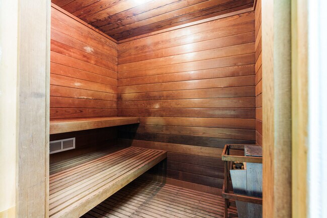 Building Photo - 410 NE 17th Ave