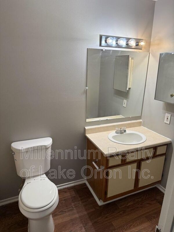 Building Photo - 25 Louck St