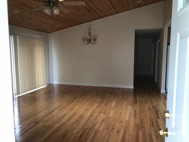 Building Photo - 1139 S Glenbeth Dr