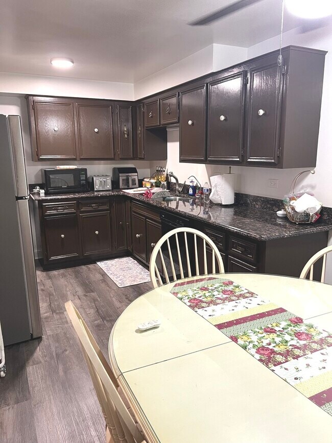 Building Photo - 8812 Briar Ct