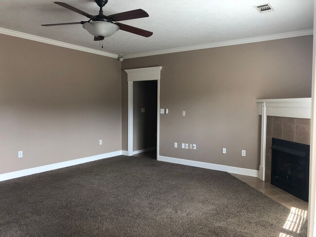 Building Photo - Charming 3-Bedroom Home in a Quiet Neighbo...