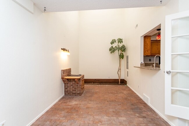 Building Photo - Beautifully Maintained Townhome with Fantastic Amenities