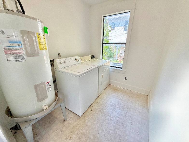 Building Photo - 517 W Hull St