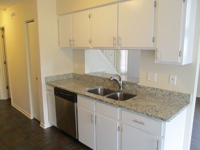 Building Photo - 203 Teak Ln