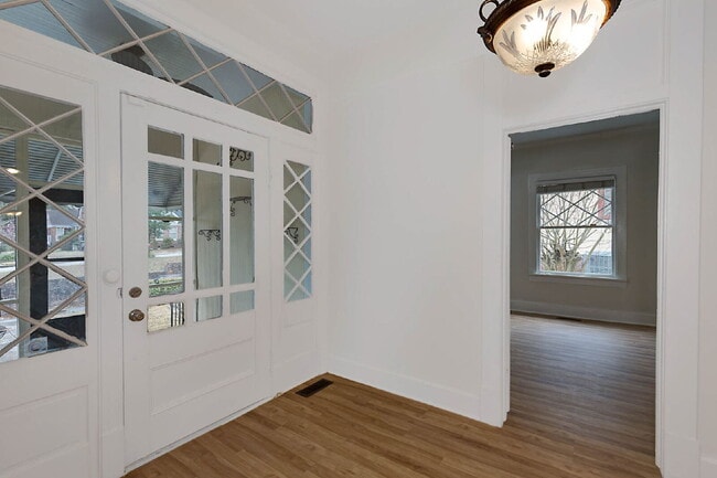 Building Photo - Stunning Renovated 4-Bedroom Home in Lakebottom with Screened Porch & Prime Location Near Fort Mo...