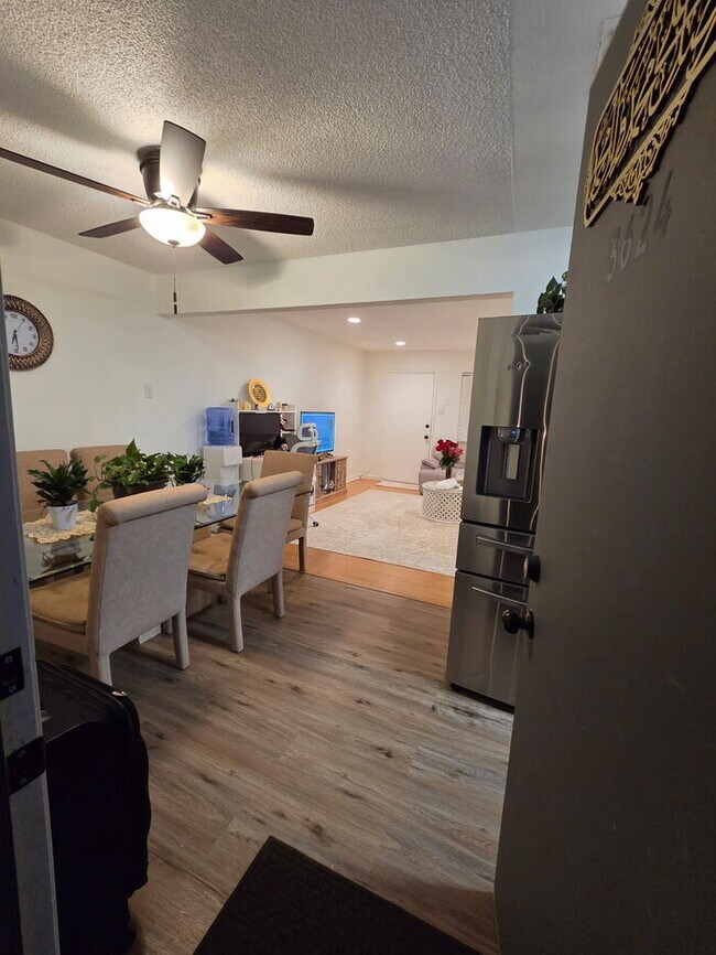 Building Photo - 3 bed 1 bath Duplex with garage and privat...