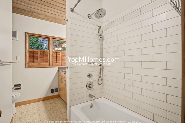 Building Photo - 2 Bedroom Mid Century Modern Home with Total Privacy!