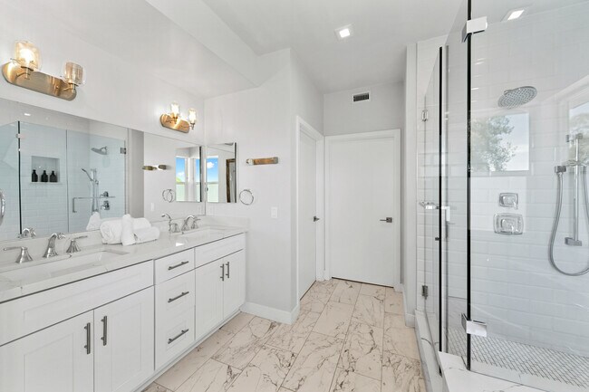 Building Photo - 4969 Llano Dr