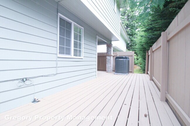 Building Photo - 2000 Village Green Dr