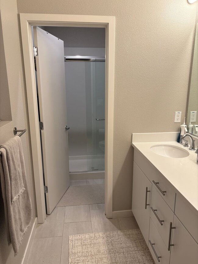 Building Photo - Modern 2-Bedroom Condo Near Downtown Sacra...