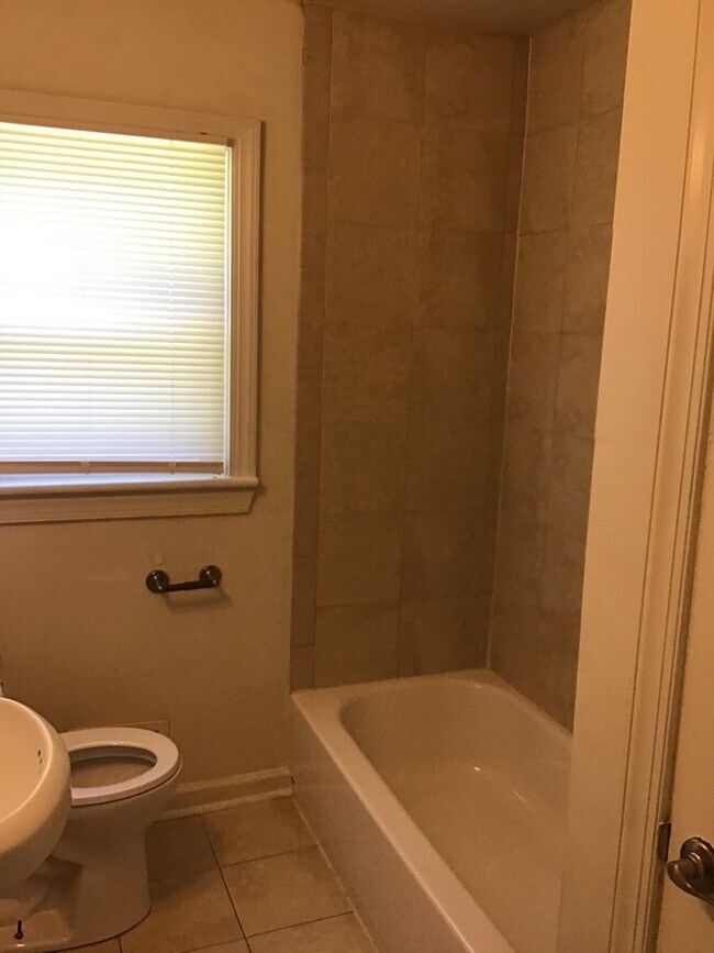 Building Photo - Spacious 3 bedroom 1 bath available soon (...